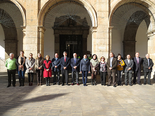 minuto de silencio por las mujeres asesinadas en Elche y en contra de la violencia de género minuto de silencio por las mujeres asesinadas en Elche y en contra de la violencia de género