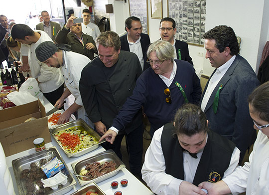 Showcooking de la Plaza de las Aulas con productos de gastronomía de Castelló Ruta de Sabor Showcooking de la Plaza de las Aulas con productos de gastronomía de Castelló Ruta de Sabor
