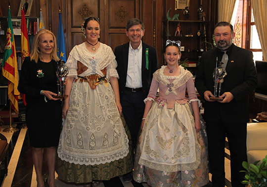 Las Reinas de las Fiestas reciben el Quijote Las Reinas de las Fiestas reciben el Quijote