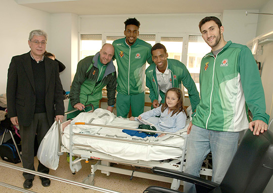 El Amics del Bàsquet visita a los niños hospitalizados en el General de Castelló