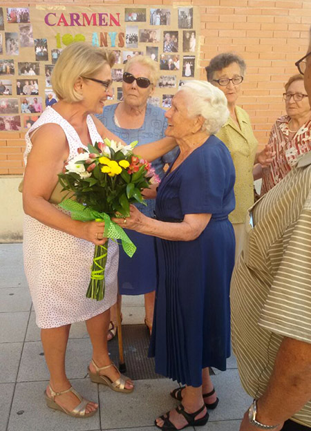 Carmen Oliver felicita a Carmen Bellés en su 100 cumpleaños Carmen Oliver felicita a Carmen Bellés en su 100 cumpleaños