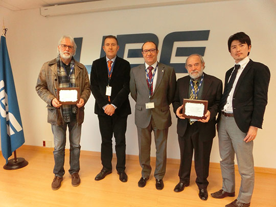 Entrega de las placas acreditativas a Pere Ribera y Melchor Zapata por su participación en la Bienal Artística de Ube en Japón