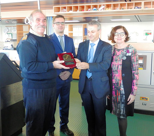 El Puerto de Castellón  entrega una metopa al buque Jolly Vanadio de Línea Messina