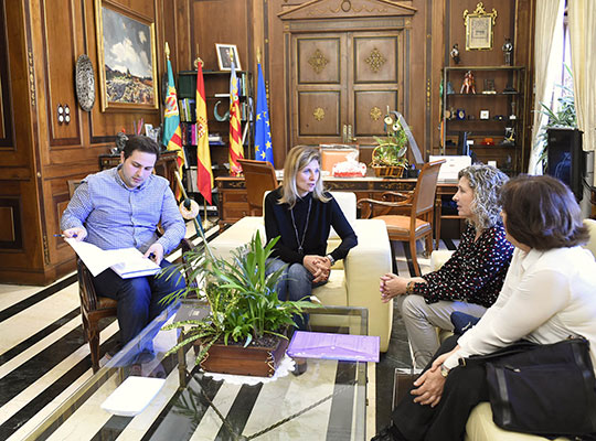Marco se compromete a estrechar la colaboración con la Asociación de padres de personas con autismo de Castellón