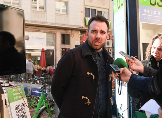 Bicicas instala nuevas bases en La Farola y avenida del Mar y renueva 70 bicicletas en junio 