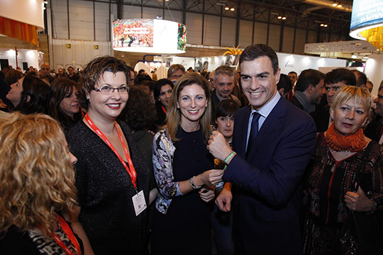 Marco regala la pulsera de la Magdalena a Pedro Sánchez y le invita a las fiestas Marco regala la pulsera de la Magdalena a Pedro Sánchez y le invita a las fiestas