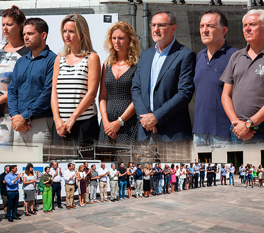 Castellón guarda tres minutos  de silencio en solidaridad con las víctimas del atentado de Barcelona
