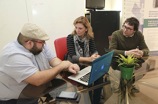 Amparo Marco visita las instalaciones de la empresa creadora de la app Molexplore