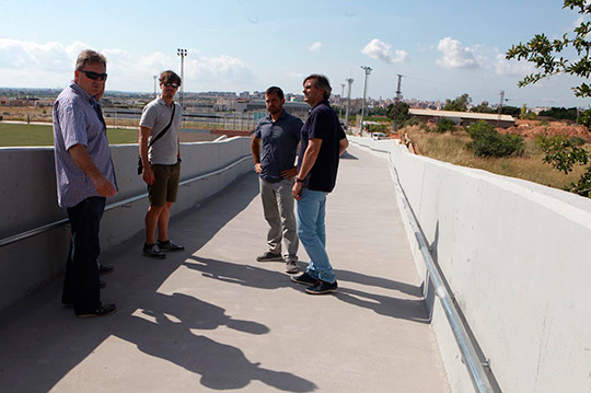 Nueva rampa para personas con movilidad reducida en el polideportivo Chencho