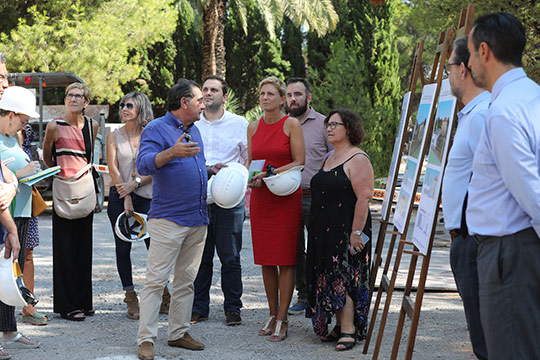 Marco supervisa las obras que convertirán La Pineda en un centro de día para el Alzhéimer Marco supervisa las obras que convertirán La Pineda en un centro de día para el Alzhéimer