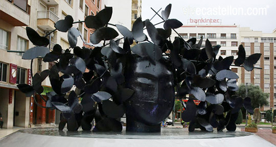 La escultura de Manolo Valdés, Mariposas, en la avenida Rey D. Jaime de Castellón