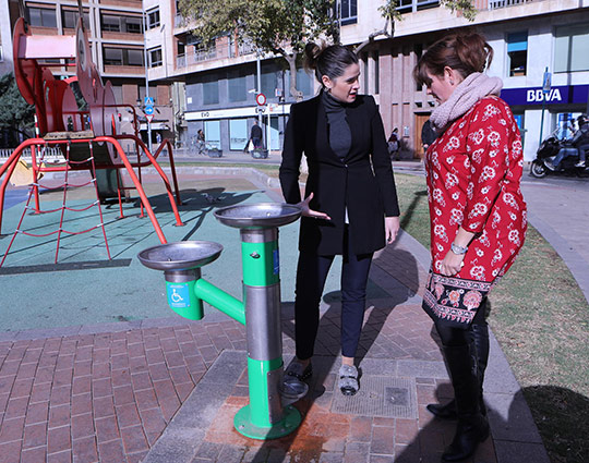 Se instalan en Castellón fuentes de agua potable con tres surtidores a alturas diferentes