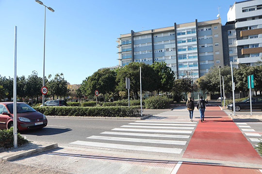 Castelló ensaya su primer paso de peatones con iluminación inteligente