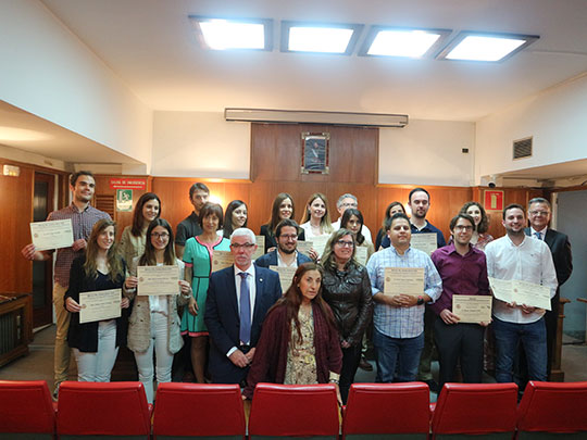 El Colegio de Médicos entrega 15.000 euros de las becas de investigación Doctor Vicente Altava