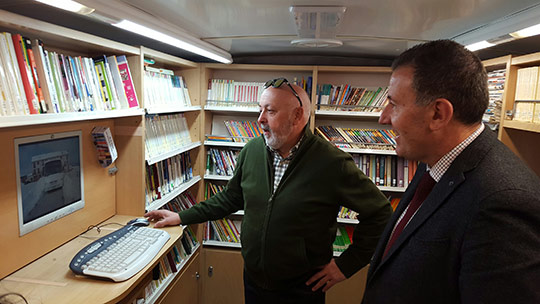 La Diputación fomenta el modelo de biblioteca móvil de su Bibliobús como sistema para llevar la lectura al 100% del territorio