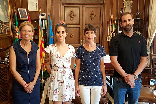 La subcampeona del mundo de wushu, Elena Villalonga, visita el Ayuntamiento de Castelló