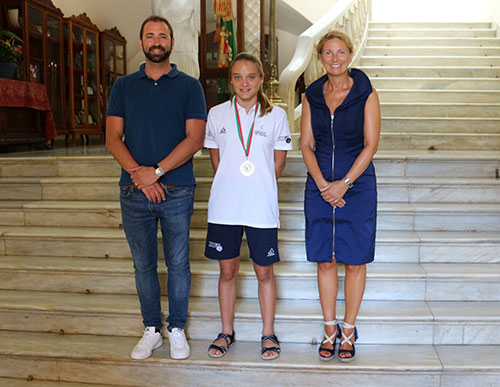 La campeona de Europa de pilota Carmen Jiménez visita el Ayuntamiento de Castelló 