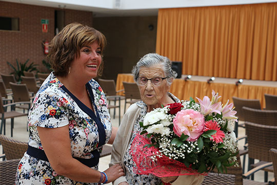Mary Carmen Ribera visita a la centenaria Teresa Monserrat