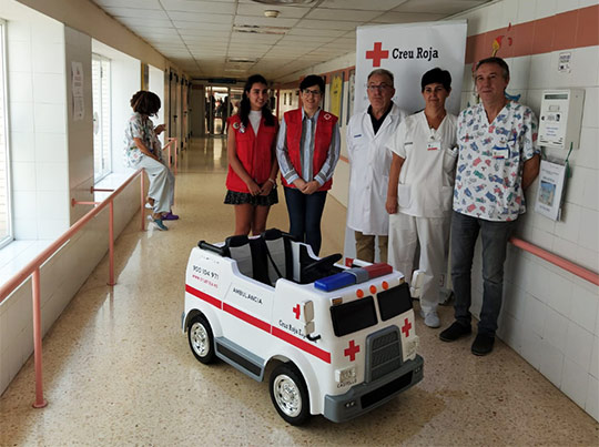 Cruz Roja dona a pediatría del Hospital General Universitari de Castelló un mini coche eléctrico 