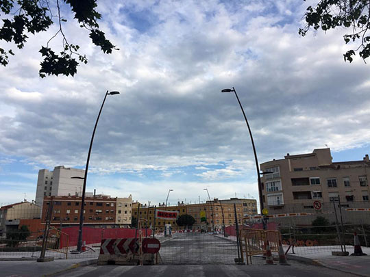 Restringen el tráfico en la avenida Alcora por el asfaltado de la rotonda junto al nuevo puente del Río Seco
