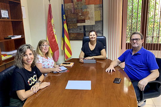 Patricia Puerta recibe a la Asociación de Familiares de Enfermos de Alzhéimer