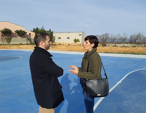 Ximo Huguet visita la pista deportiva construida en Canet lo Roig con cargo al Plan 135