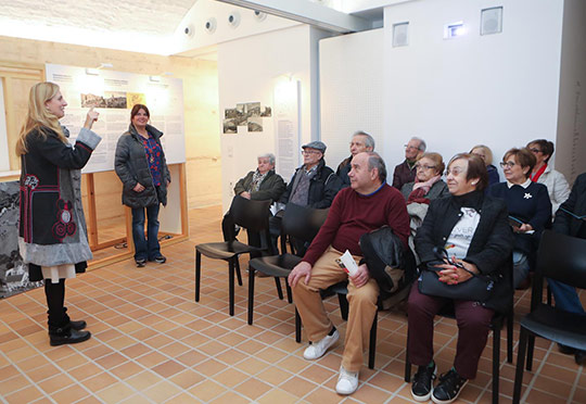 La alcaldesa inaugura una campaña que llevará a los mayores por el pasado histórico de Castelló