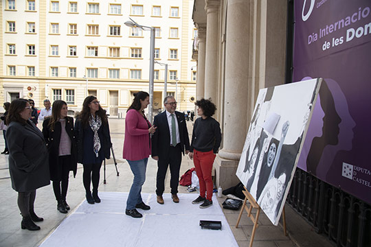 La Diputación camina hacia el 8M con una representación pictórica en directo del movimiento feminista