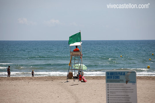 Castelló iza la bandera Qualitur que reconoce la excelencia en los servicios y calidad de sus tres playas