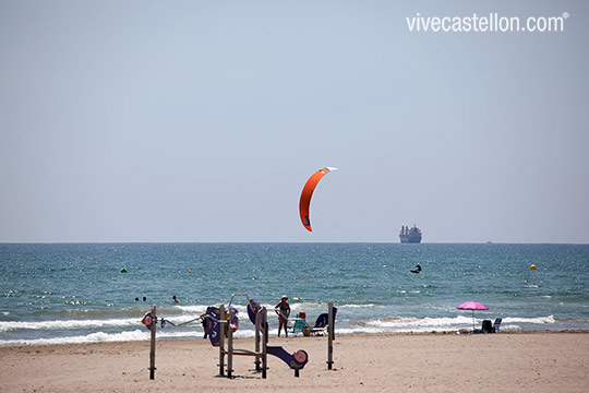 Castelló iza la bandera Qualitur que reconoce la excelencia en los servicios y calidad de sus tres playas