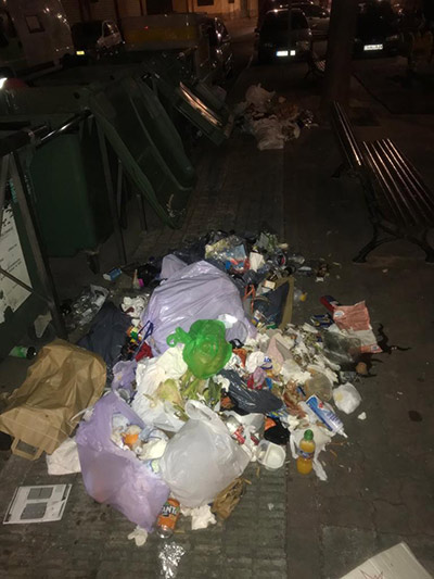 Castelló alerta del riesgo sanitario de dejar las bolsas de basura fuera del contenedor