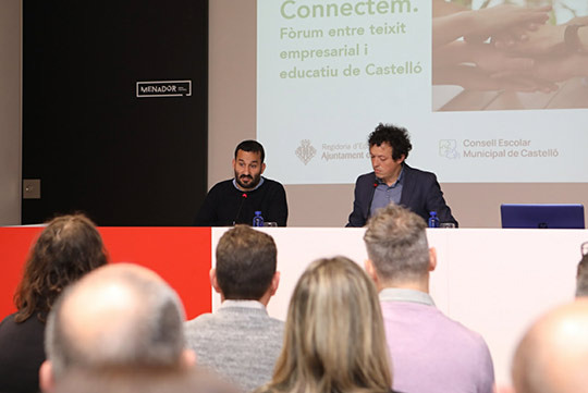 Educación comienza la distribución de más de 600 tablets en Castelló