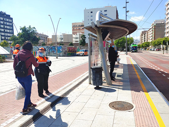 Castelló reparte 25.000 mascarillas entre personas que se desplacen al trabajo en transporte público