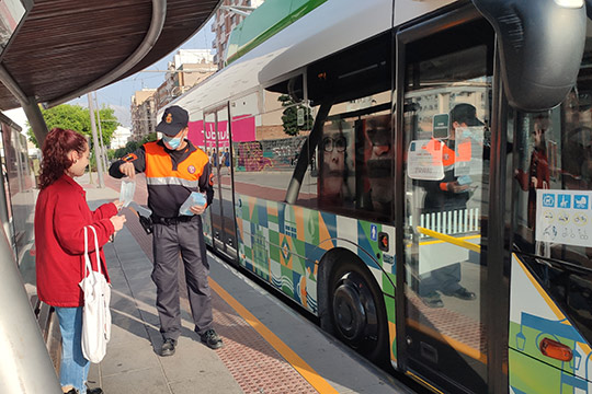 Castelló reparte 10.000 mascarillas para los usuarios del transporte público 