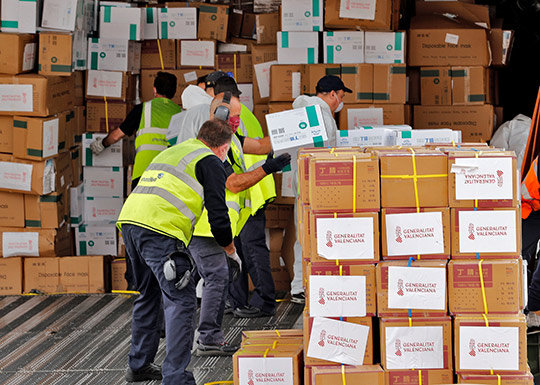 Un nuevo avión con material sanitario de protección encargado por la Generalitat ha llegado este mediodía al aeropuerto de Manises