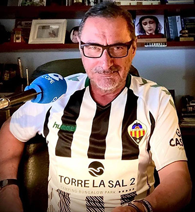 Carlos Herrera con la camiseta del CD Castellón durante la realización de su programa Herrera en COPE