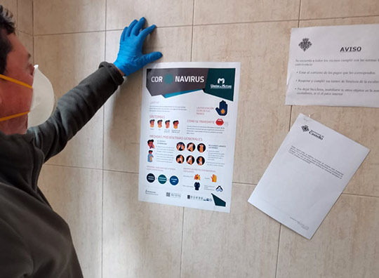 Vivienda reparte carteles informativos en los pisos municipales para prevenir el Covid-19 