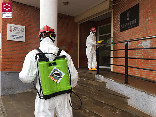 Los bomberos profesionales de la Diputación desinfectan Santa Magdalena de Pulpis