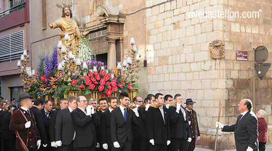 Encuentro entre El Cristo Resucitado y la Virgen del Amor Hermoso en la plaza Mayor de Castellón 