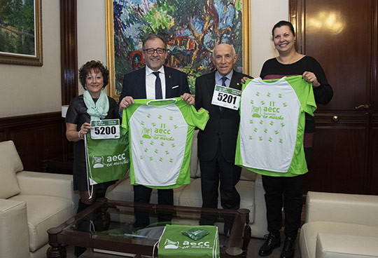 Martí y Puerta reciben las camisetas verdes de la marcha de la AECC contra el cáncer y animan a la participación