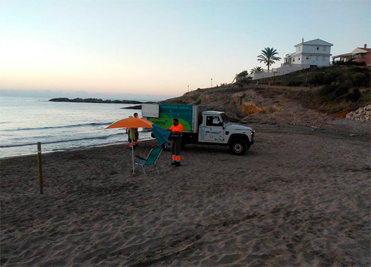 Retiran las primeras sombrillas y hamacas de las playas de Oropesa tras entrar en vigor la nueva ordenanza