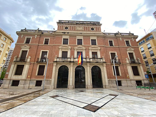 La Diputación de Castellón ondea las banderas a media asta y guarda 3 minutos de silencio en recuerdo de las víctimas de la COVID-19