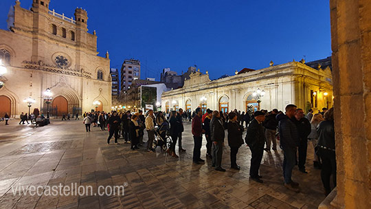 Castelló reparte las pulseras oficiales del 75 aniversario de las fiestas de la Magdalena