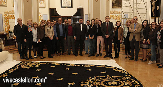 Acto de entrega de la restauración del manto y el vestido de la Dolorosa de la Cofradía de la Sangre