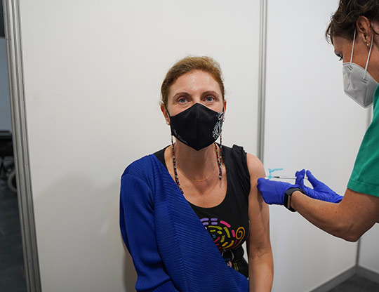 Amparo Marco, alcaldesa de Castelló, recibe la vacuna contra la covid-19