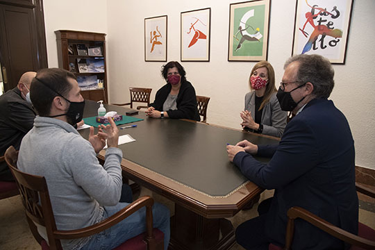 La Diputación y Apesocas cooperaran en la implantación de la lengua de signos en la agenda institucional provincial