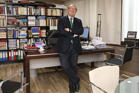 El notario Ernesto Tarragón recibe el galardón al mérito jurídico