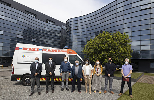 Los estudiantes de Salud del CEU ampliarán su formación en emergencias con una ambulancia donada por CSA 