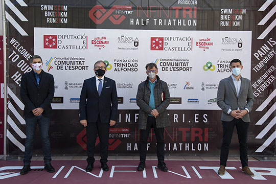 La Diputación avala la celebración del Infinitri Half Triathlon en Peñíscola por su potencial para difundir la imagen de la provincia