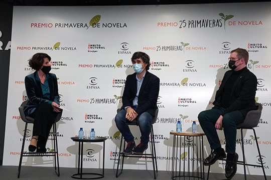 Los ingratos de Pedro Simón se alza con el premio Primavera de Novela 